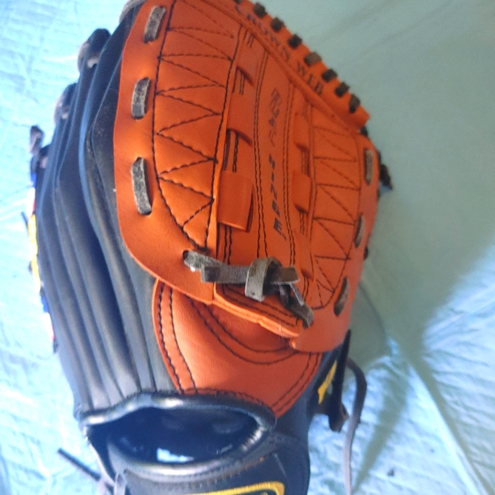 Wilson Pro Pleat Dual Hinge Crown Web Baseball Glove 11 inch width